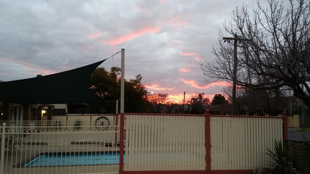 Shepparton Motor Inn Tudor House Motel Экстерьер фото